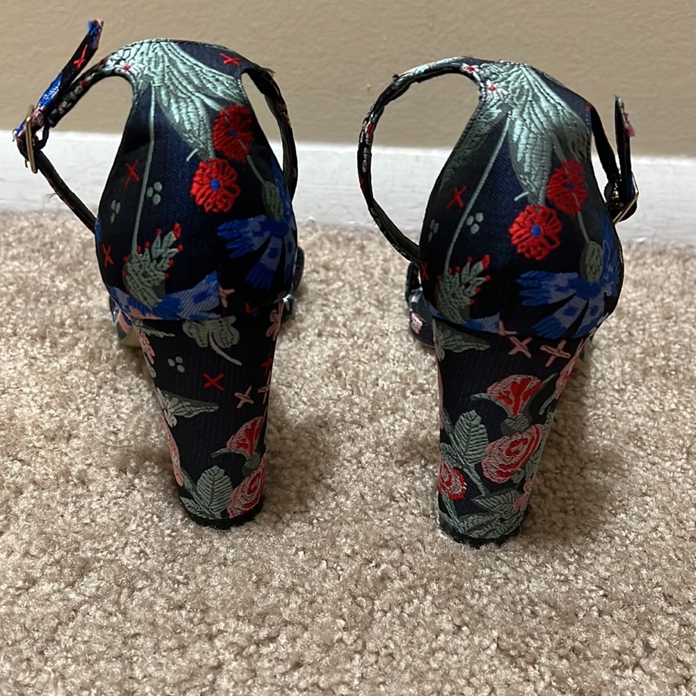 Madden Girl BEELLA Black Floral Bock Heels size 8.5 - Picture 3 of 7